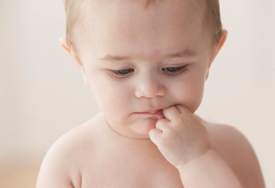 5+2 Έξυπνοι τρόποι να ανακουφίσετε το μωρό σας όταν βγάζει δόντια